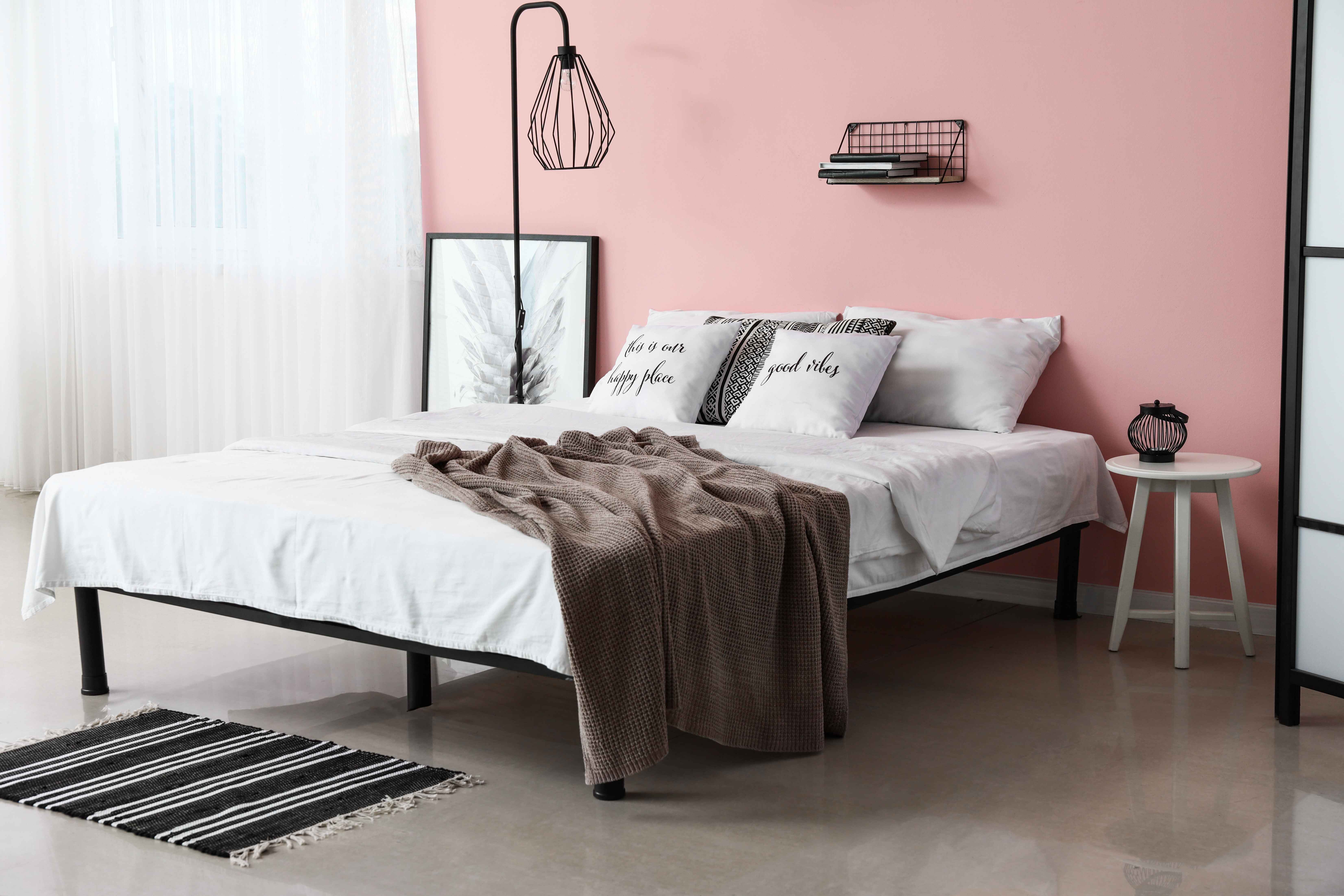 pink-and-white-bedroom