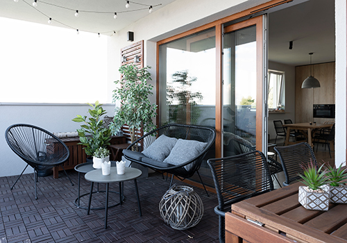 Modern outdoor décor and furniture